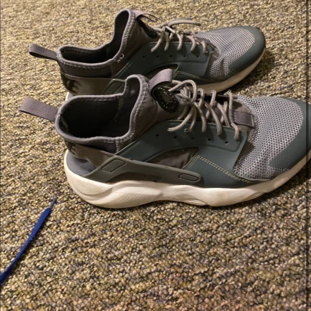 Nike Huraches grays size 9